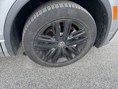 Used 2022 Volkswagen Tiguan SE R-Line image 9