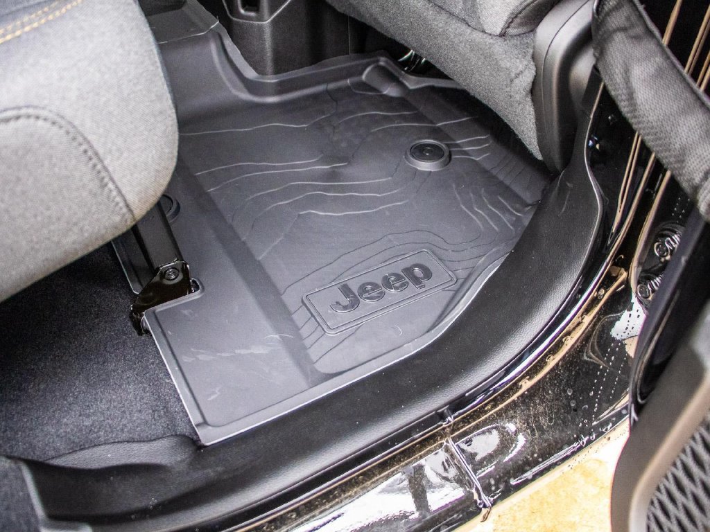 Used 2025 Jeep Wrangler Unlimited Sport AWD/4WD image 23