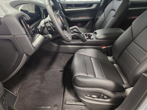 Used 2025 Porsche Cayenne image 16