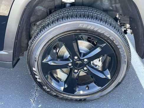 New 2025 Jeep Grand Cherokee Altitude image 9