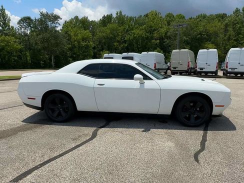 Used 2019 Dodge Challenger SXT RWD image 9