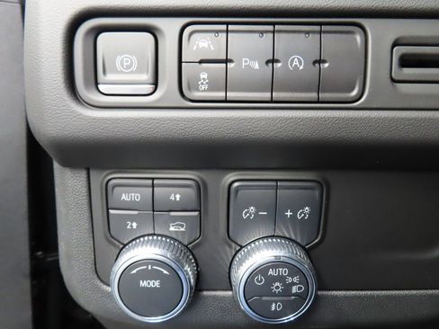 Used 2023 GMC Yukon SLE image 46