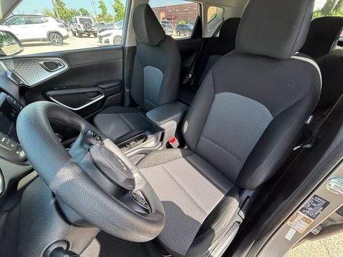 Used 2025 Kia Soul LX w/ LX Technology Package FWD image 34