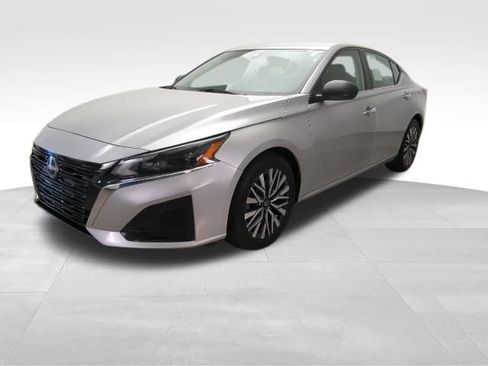 Used 2024 Nissan Altima 2.5 SV FWD image 1