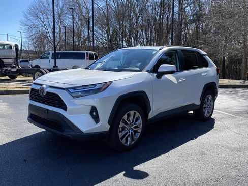 Used 2022 Toyota RAV4 XLE Premium image 5