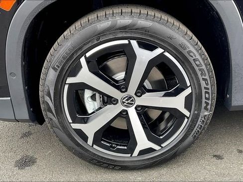 New 2025 Volkswagen Tiguan SE AWD/4WD image 14