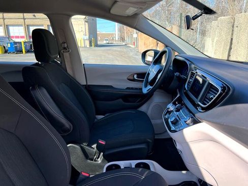 Used 2020 Chrysler Voyager L image 22
