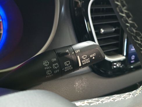 Used 2023 Chrysler Pacifica Touring-L FWD image 28