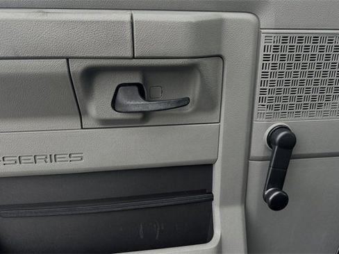 Used 2016 Ford E-350 and Econoline 350 Super Duty image 11