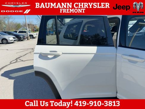 Used 2023 Jeep Grand Cherokee L Laredo w/ Luxury Tech Group I AWD/4WD image 14