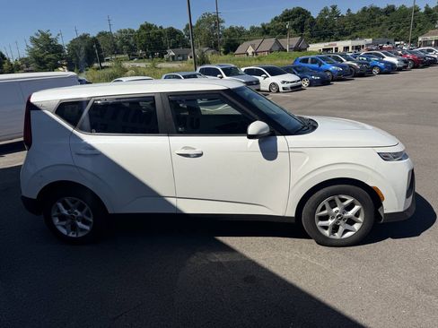 Used 2022 Kia Soul LX w/ Technology Package FWD image 6