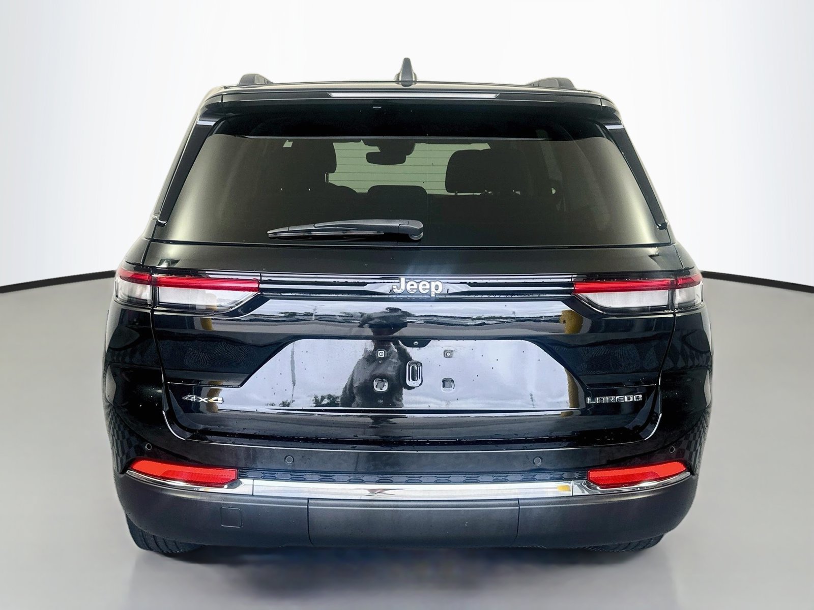 Used 2023 Jeep Grand Cherokee Laredo AWD/4WD image 6