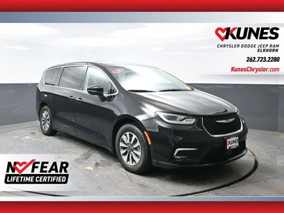 Used 2024 Chrysler Pacifica Select