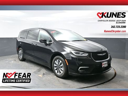 Used 2024 Chrysler Pacifica Select image 1