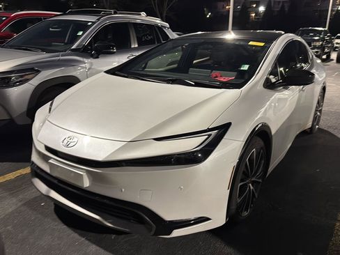 Used 2023 Toyota Prius XLE image 2