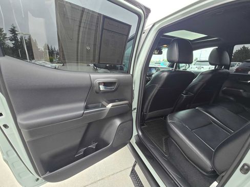 Used 2022 Toyota Tacoma TRD Sport w/ TRD Premium Sport Package AWD/4WD image 18