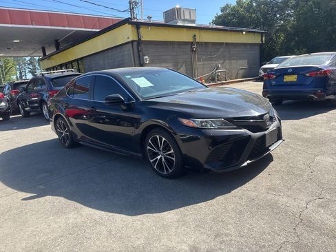 Used 2018 Toyota Camry SE image 2