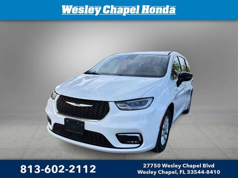 Used 2024 Chrysler Pacifica Touring-L FWD image 1