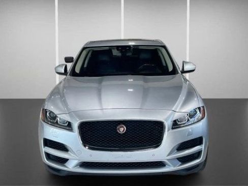 Used 2018 Jaguar F-PACE Prestige image 2
