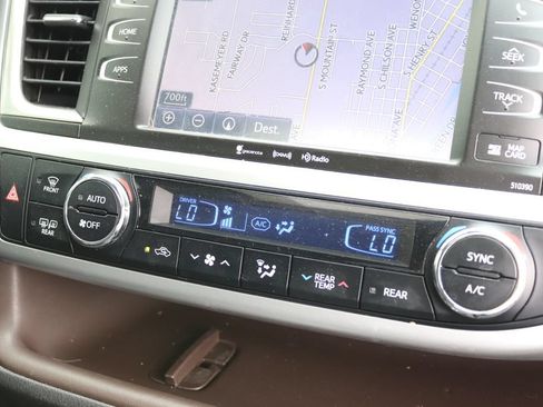 Used 2019 Toyota Highlander XLE AWD/4WD image 19