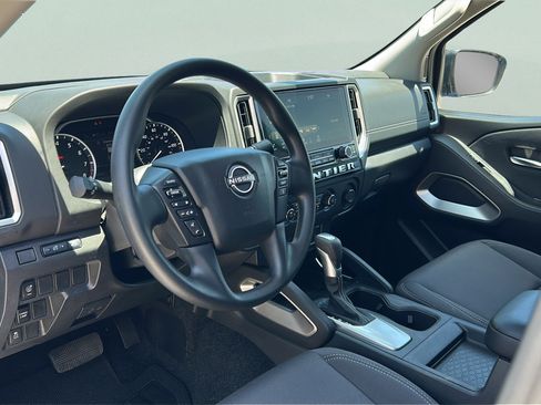 Used 2025 Nissan Frontier SV RWD image 12
