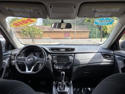 Used 2018 Nissan Rogue SV AWD/4WD image 16