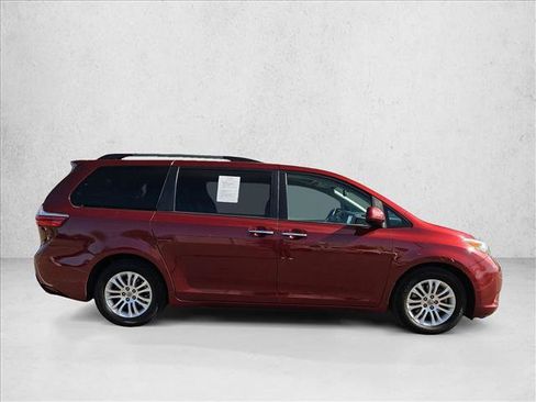 Used 2016 Toyota Sienna XLE FWD image 4