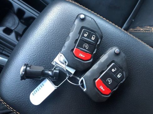 Used 2022 Jeep Wrangler Unlimited Sahara AWD/4WD image 31