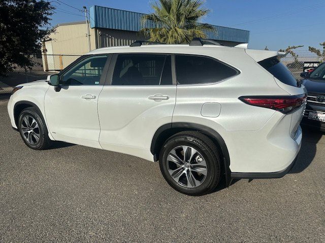 Used 2023 Toyota Highlander XLE AWD/4WD image 5