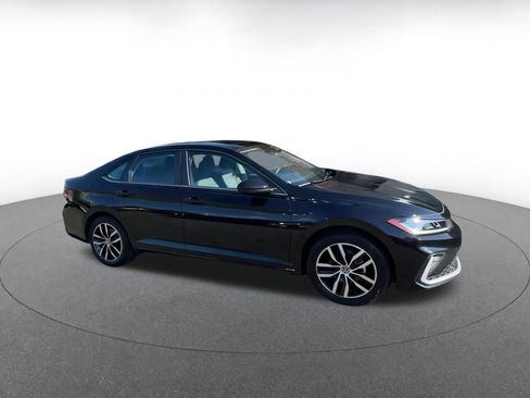 Used 2025 Volkswagen Jetta SE image 2