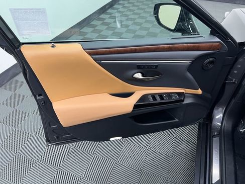 Certified 2025 Lexus ES 300h w/ Premium Package FWD image 9