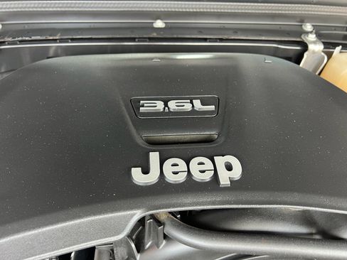 Used 2020 Jeep Gladiator Overland AWD/4WD image 37