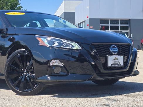 Used 2022 Nissan Altima 2.5 SR w/ Midnight Edition Package FWD image 2