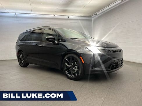 New 2027 Chrysler Pacifica Limited w/ S Appearance Package FWD image 1