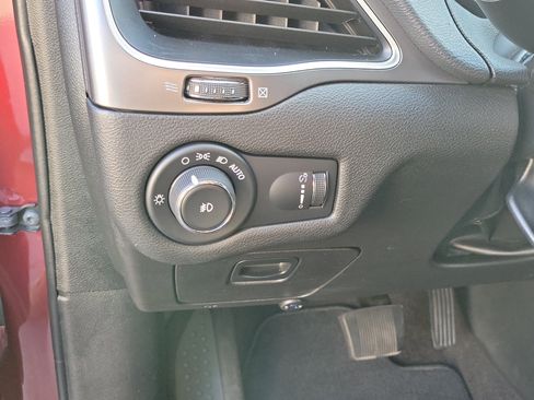 Used 2019 Jeep Cherokee Latitude w/ Popular Appearance Group image 10