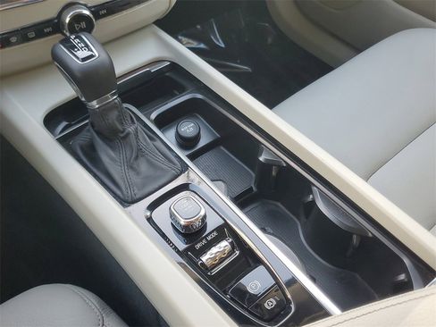 Certified 2021 Volvo XC60 T5 Momentum w/ Premium Package image 28