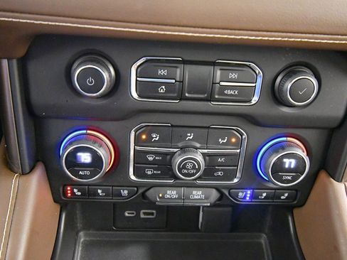 Used 2023 Chevrolet Suburban High Country image 27