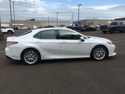 Used 2018 Toyota Camry XLE FWD image 7