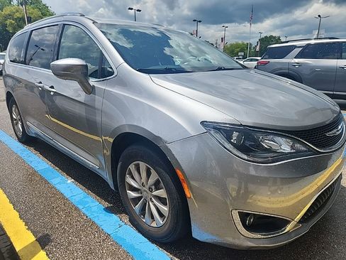 Used 2018 Chrysler Pacifica Touring-L FWD image 1