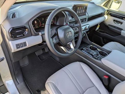 New 2025 Honda Pilot Touring image 3