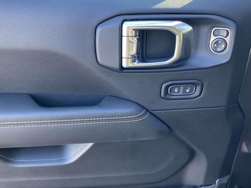 New 2025 Jeep Gladiator Sport image 18