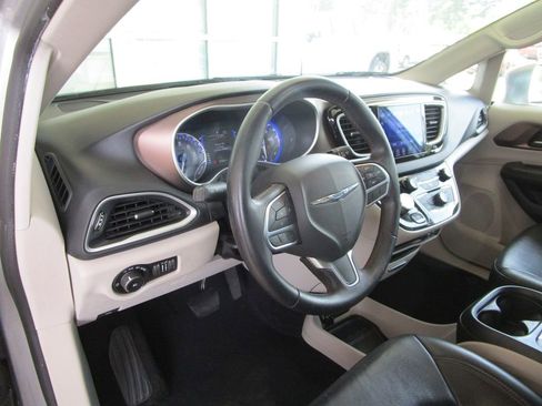 Used 2017 Chrysler Pacifica Touring-L image 24