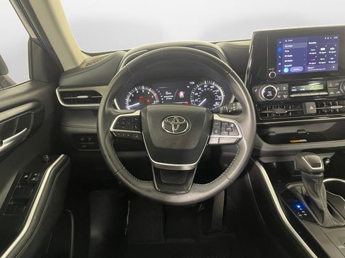 Used 2024 Toyota Highlander XLE image 12