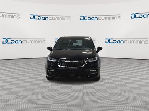 New 2026 Chrysler Pacifica Select image 4