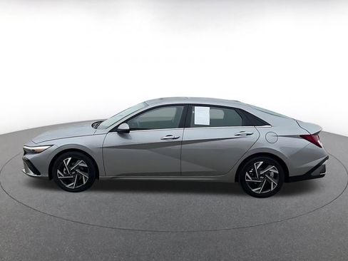 Used 2025 Hyundai Elantra SEL image 9