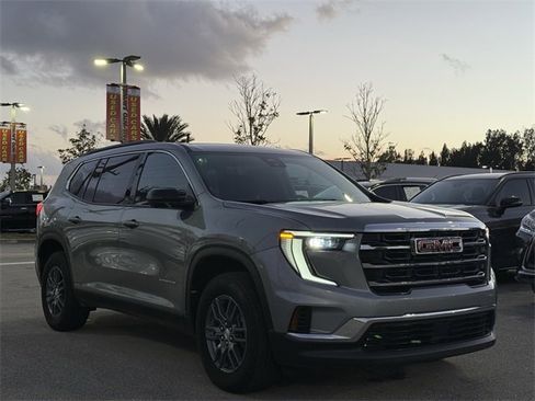 Used 2025 GMC Acadia Elevation image 4
