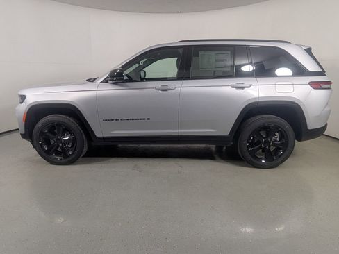 New 2025 Jeep Grand Cherokee Altitude image 4