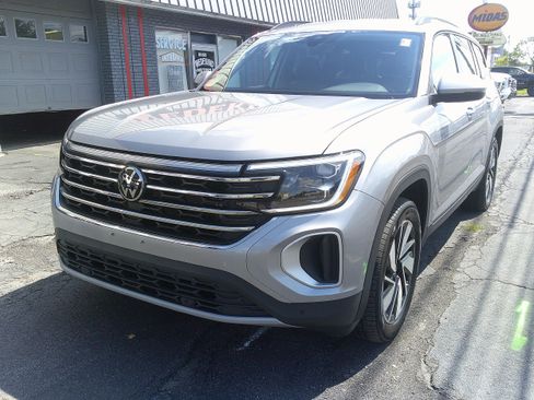 Used 2025 Volkswagen Atlas SE AWD/4WD image 3