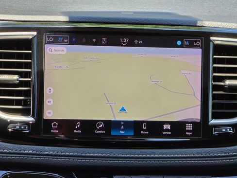 Used 2024 Chrysler Pacifica Limited FWD image 9