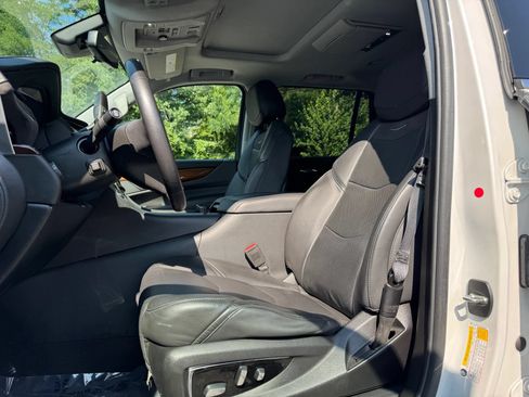 Used 2020 Cadillac Escalade Luxury AWD/4WD image 19